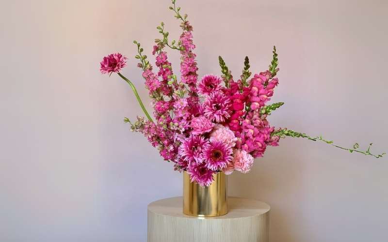 Mẫu cắm hoa phi yến mix hoa cẩm chướng, hoa đồng tiền, hoa thược dược tone hồng đậm