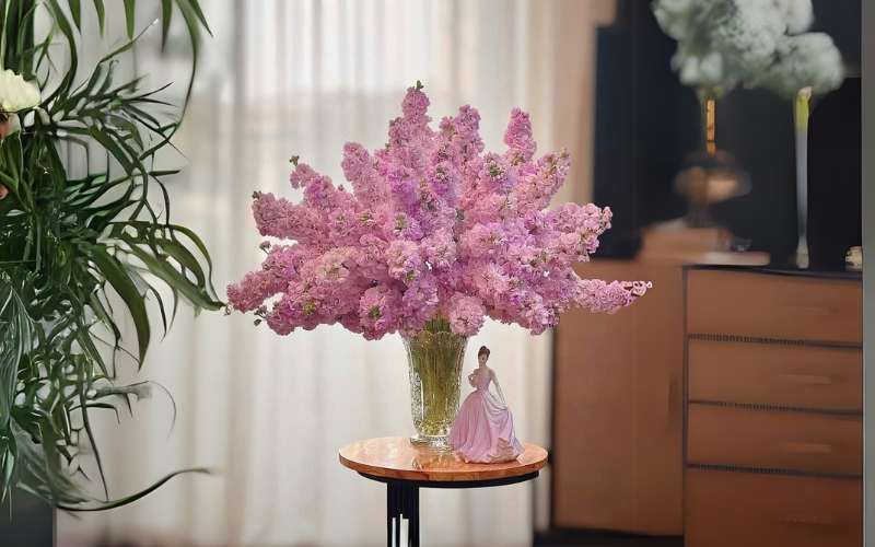 Mẫu cắm hoa phi yến hồng pastel nhẹ nhàng