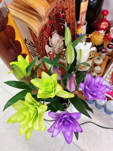 Một mẫu cắm hoa ly cho bàn thờ Thần Tài Thổ Địa xinh xắn mà bạn có thể “bỏ túi”