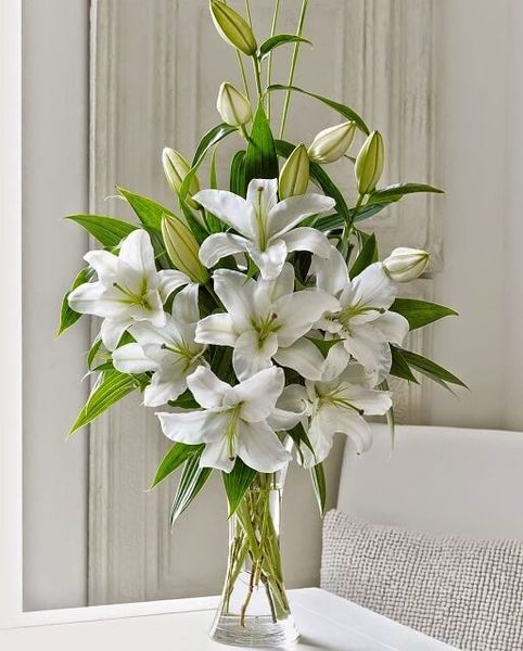 Mẫu hoa ly trắng trang trí bàn thờ gia tiên tinh tế, lịch sự