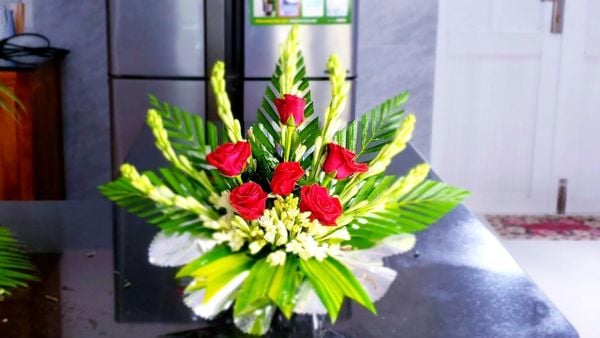 Tham khảo cách cắm hoa hồng bàn thờ đỏ cực xinh xắn.