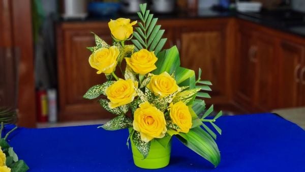 Mẫu hoa hồng vàng trưng bàn thờ tổ tiên đẹp.