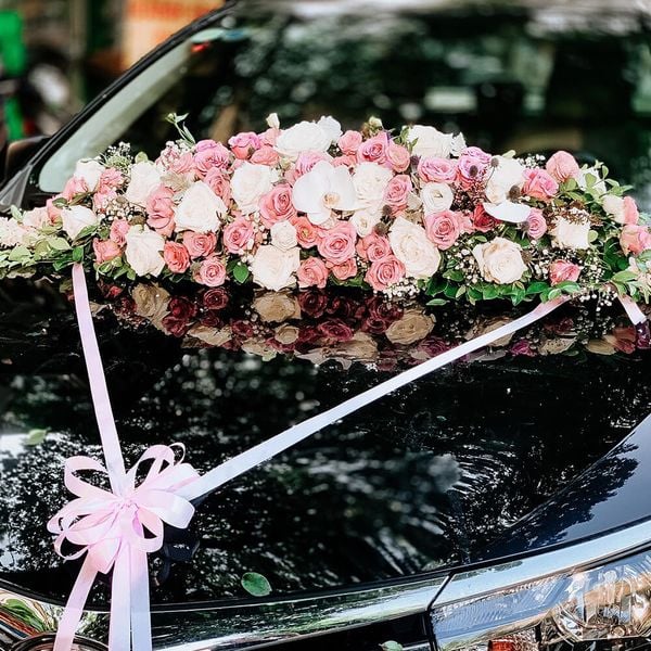 Sắc đen quyền lực của chiếc xe hoa sẽ là gam màu hợp lý giúp làm nổi bật những bó hoa cưới.