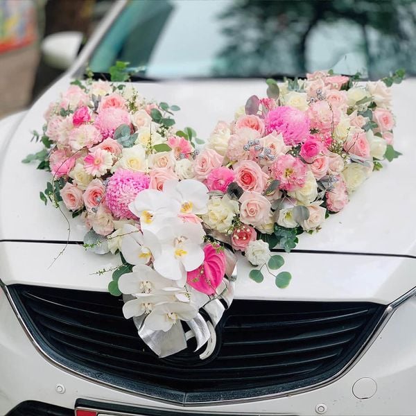 Trang trí xe hoa cưới màu trắng với mẫu thiết kế hình trái tim hoa hồng kết hợp hoa lan hồ điệp cực đáng yêu