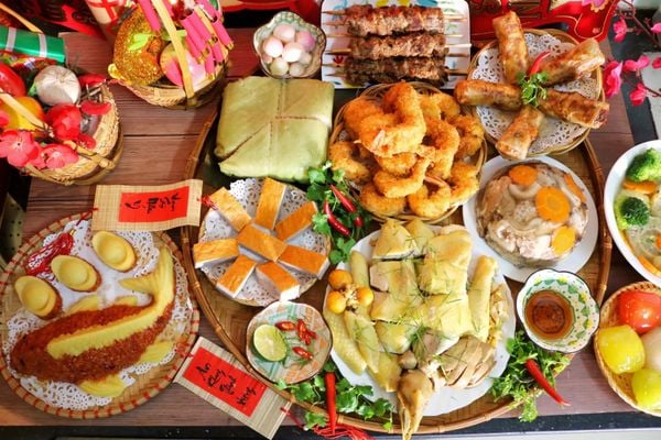 Những món ăn ngày Tết phải gồm có bánh chưng, bánh tét, xôi gấc,.... (Nguồn: Internet)