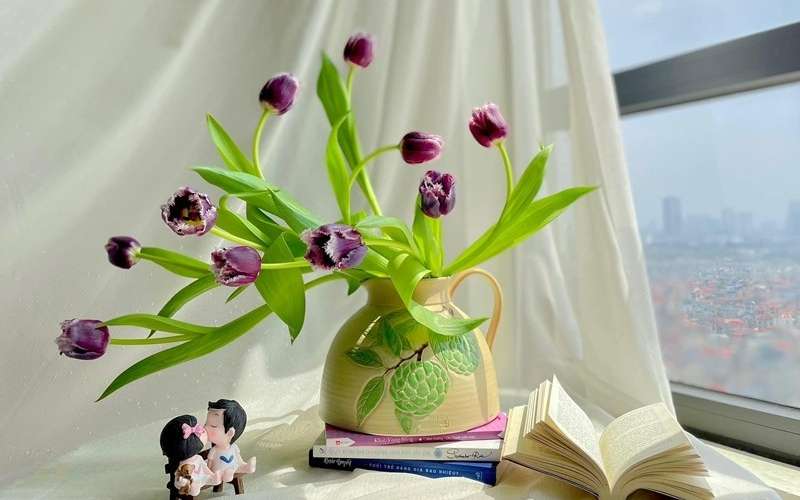 Mẫu hoa Tulip tím bình kiểu thấp cực nghệ thuật