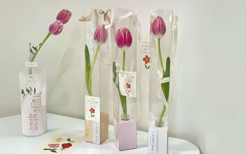 Vì kiểu cắm này chỉ có 1 bông Tulip nên bạn lưu ý lựa chọn những bình/lọ thủy tinh có kích thước vừa đủ