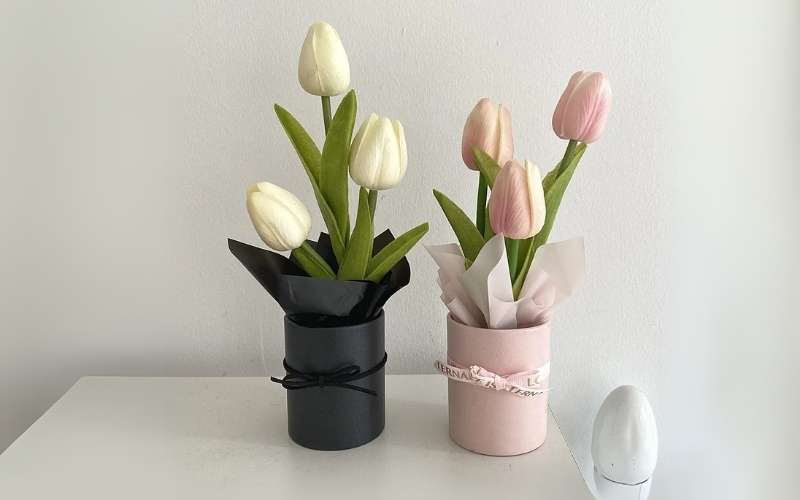 Dù chỉ có vài bông đơn giản, nhưng bạn vẫn có thể biến tấu bình hoa Tulip trở nên có gu hơn