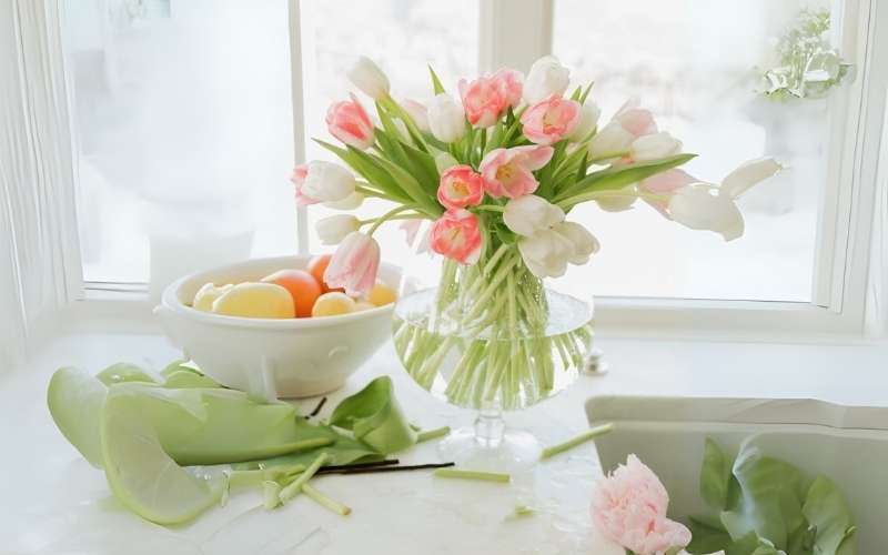 Mẫu hoa Tulip trắng, hồng được cắm biến tấu trong một ly rượu đầy mơ mộng