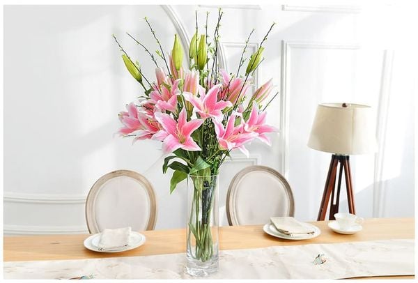 Hoa ly hồng trang trí bàn là lựa chọn phổ biến để trang hoàng những dịp lễ, tết