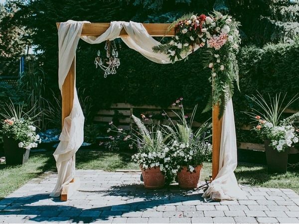 Chiếc cổng hoa cưới đơn giản nhưng vô cùng ấn tượng.