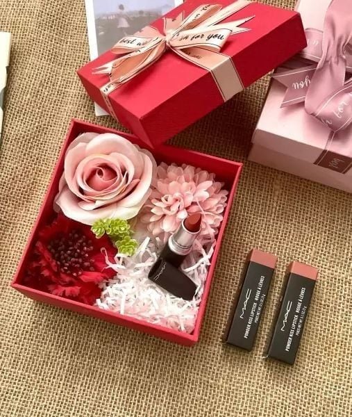 Gửi kèm lời chúc crush 20/10 vui vẻ trong những hộp son (Nguồn: Internet)