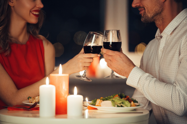 Bữa tối lãng mạn dưới ánh nến là món quà tặng Valentine bất ngờ nhất