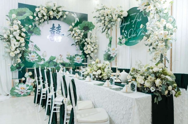 Hoa hồng trắng nổi bật trên background xanh sẽ giúp buổi lễ trong ngày trọng đại của bạn trở nên dễ chịu, dịu dàng và nhẹ nhàng hơn bao giờ hết.