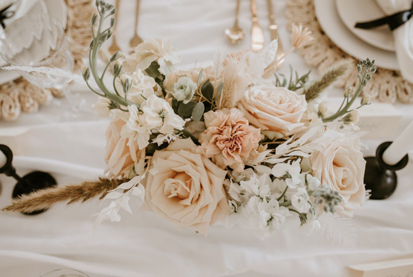 Mẫu hoa trang trí đám cưới để bàn theo gam màu pastel