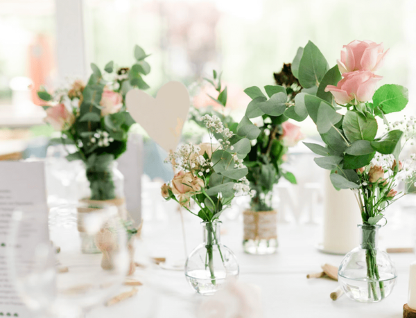 Hoa cưới để bàn theo phong cách tối giản