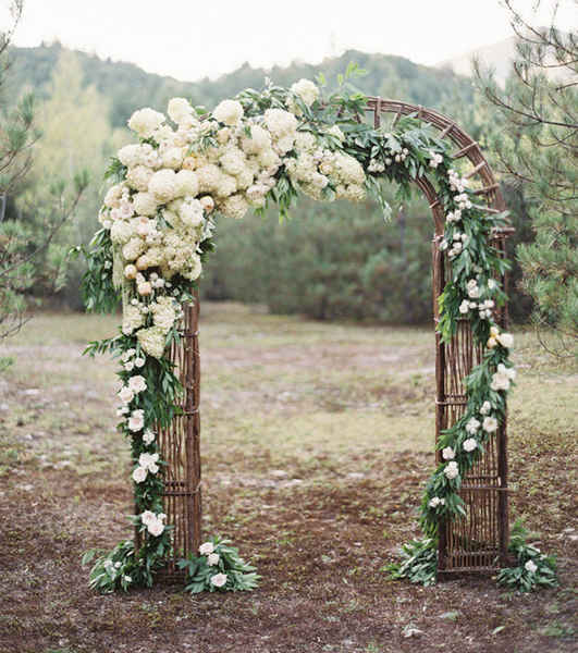 Một chiếc cổng hoa cưới vintage cho những cặp đôi ưa thích phong cách cổ điển.