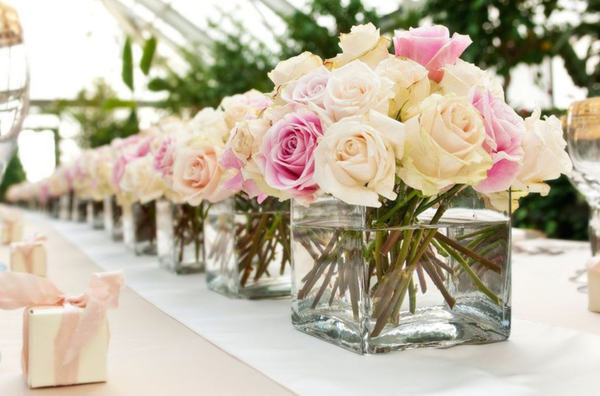 Bình hoa hồng ngọt ngào, màu sắc tươi sáng để bàn là lựa chọn lý tưởng cho các bữa tiệc ngoài trời.