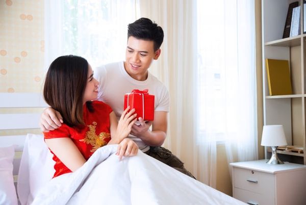 Quà 8/3 cho vợ ý nghĩa thể hiện tình yêu, sự chăm sóc và quan tâm