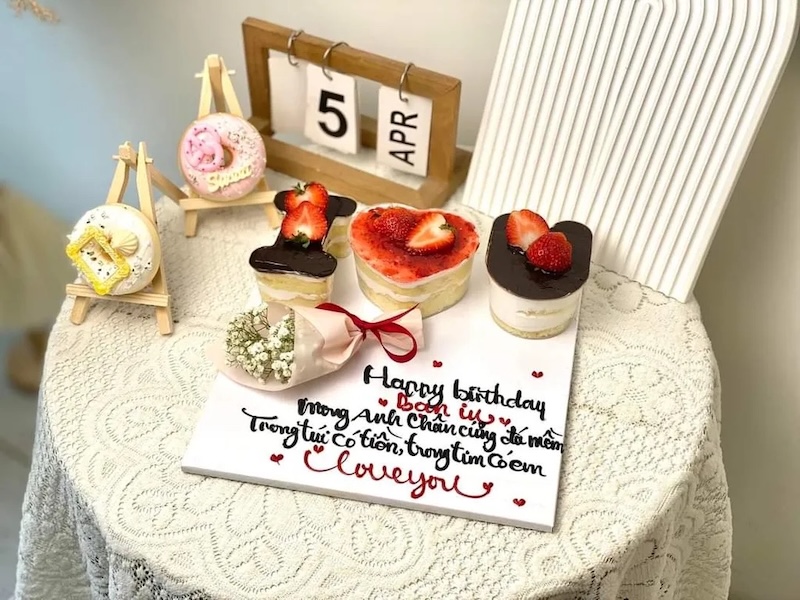 Hoa và bánh kem tặng sinh nhật ông xã