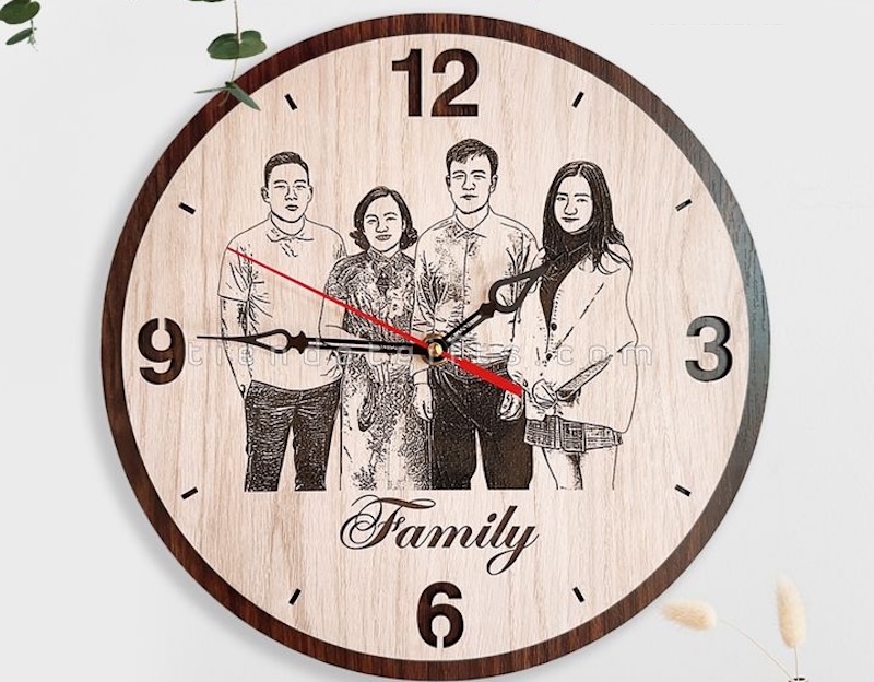 Ảnh gia đình khắc trên đồng hồ gỗ