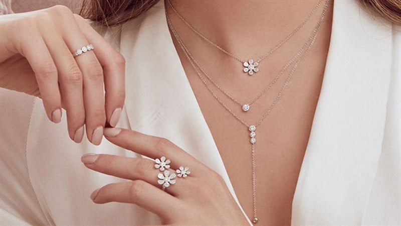 Vẻ đẹp của trang sức làm quà sinh nhật khiến mọi người vợ hạnh phúc.