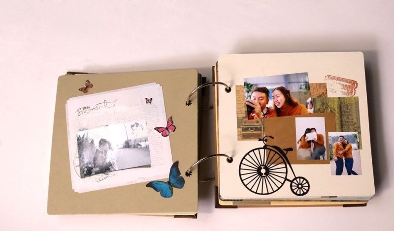 Album ảnh kỷ niệm được sắp xếp cẩn thận, món quà sinh nhật vợ chứa đựng giá trị tinh thần.