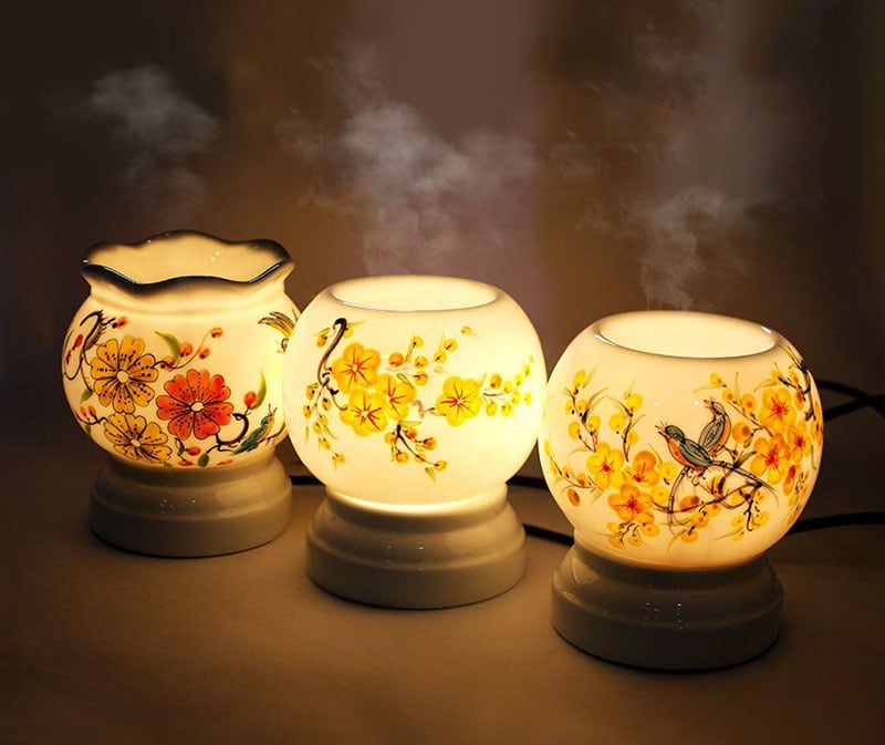 Máy phun sương tinh dầu và máy tạo độ ẩm giúp cải thiện không khí, làm dịu đường hô hấp và tạo cảm giác thư giãn
