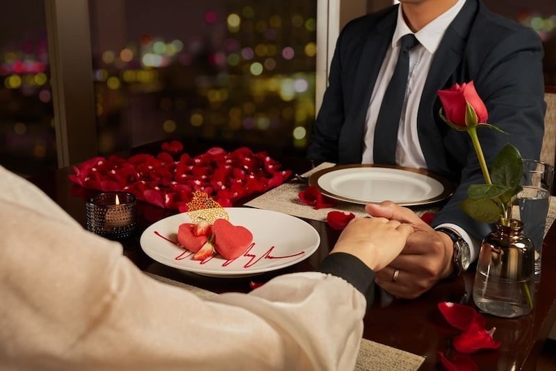 Không gian lãng mạn tại nhà với nến và hoa cho bữa tối sinh nhật của vợ.