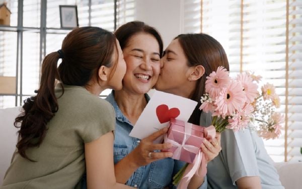 Lưu ý mỗi khi mua quà tặng mẹ chồng, mẹ vợ