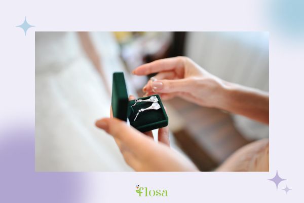 Chọn mua trang sức làm quà tặng mẹ chồng của mẹ