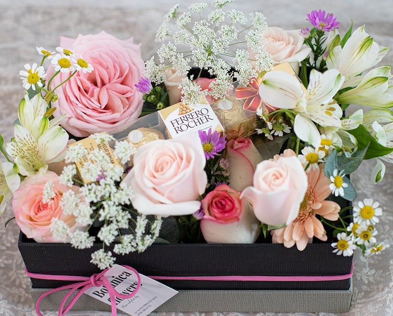 Hộp Hoa và Socola Ý