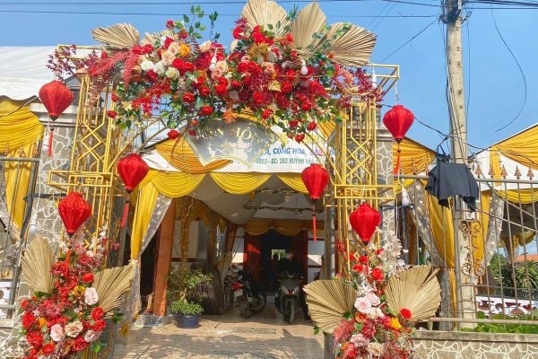 Một chiếc cổng hoa cưới rực rỡ và sáng sủa với sự kết hợp của các tông màu thiên ấm.
