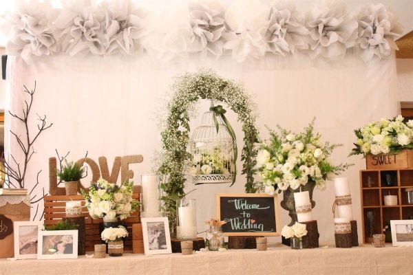 Trang trí bàn đón khách của đám cưới lộng lẫy với hoa hồng trắng và hoa baby