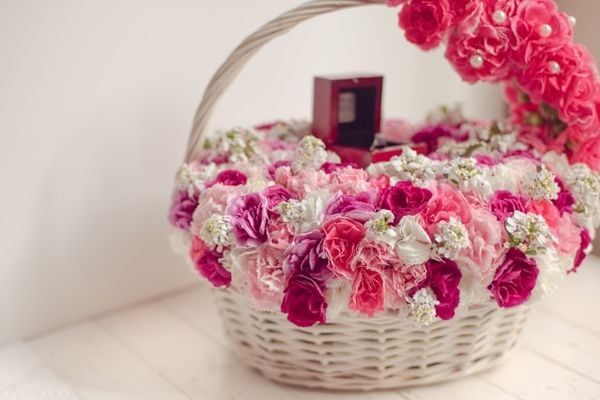 Tải ảnh hoa sinh nhật đẹp: Giỏ hoa hồng phấn tượng trưng cho sự nhẹ nhàng, uyển chuyển và nữ tính.