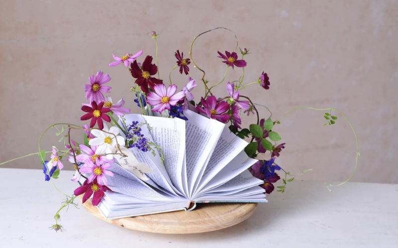 Bài thuyết trình cắm hoa chủ đề Cuốn sách mở ra