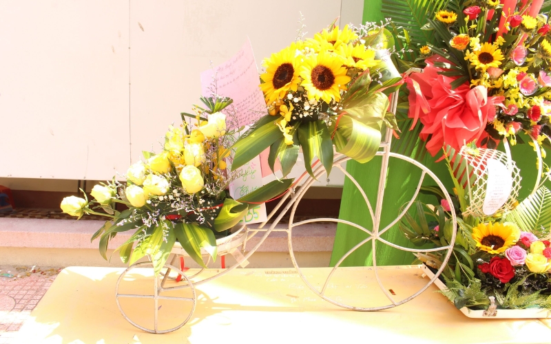 Mẫu cắm hoa 20-11 ý nghĩa hình xe đạp