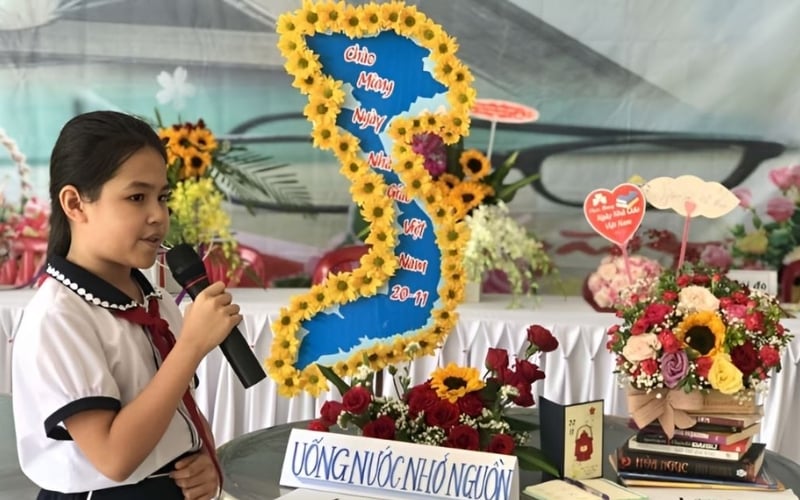 Học sinh đang chăm chú thuyết trình về tác phẩm cắm hoa 20/11 của mình