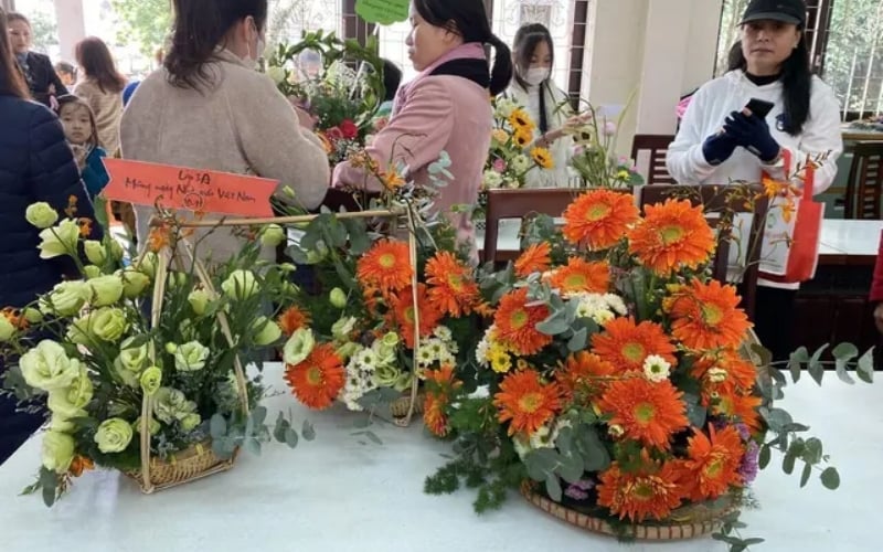 Mẫu thuyết trình cắm hoa chủ đề Ánh sáng tri thức