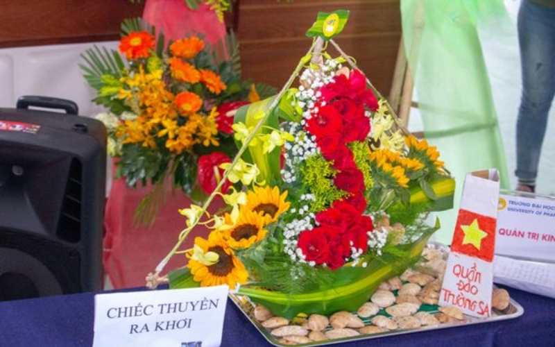 Bài thuyết trình cắm hoa chủ đề Dòng sông chở nặng phù sa