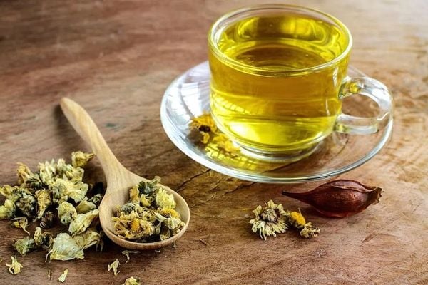 Trà hoa cúc giúp cải thiện giấc ngủ