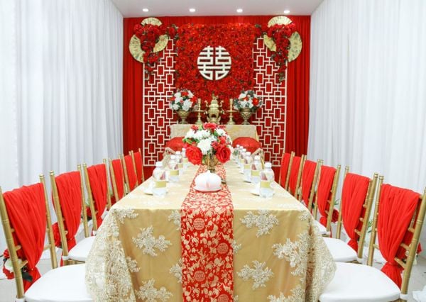 Màu đỏ luôn là sắc độ truyền thống và được ưa chuộng trong những dịp trọng đại như ngày cưới.