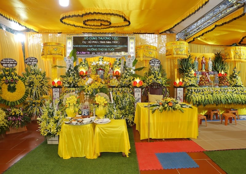 Cách trang trí bàn thờ đám tang theo nghi thức Phật Giáo với hoa cúc vàng