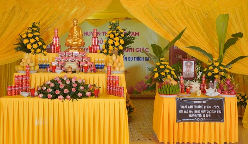 Cánh trang trí bàn thờ đám tang tone vàng