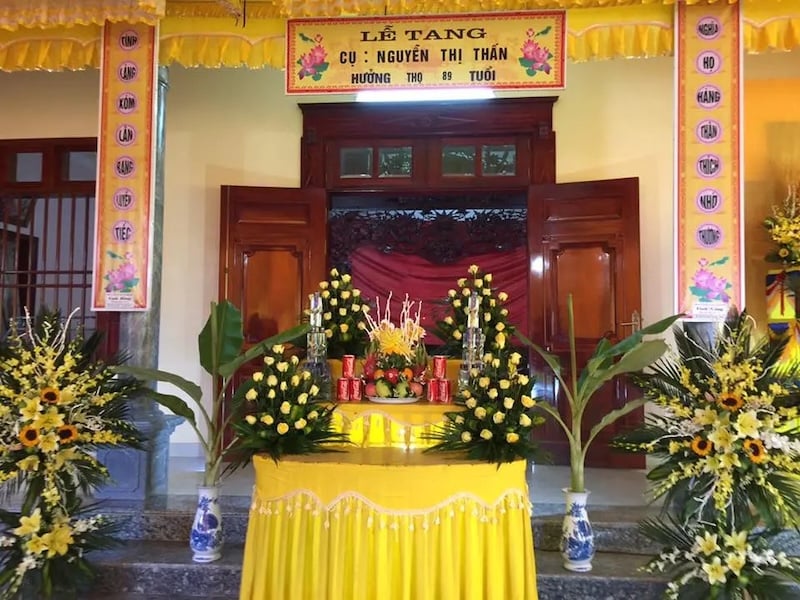 Cánh trang trí bàn thờ đám tang tone vàng