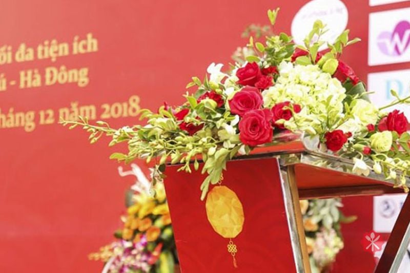 Mẫu hoa bục phát biểu phối theo tông màu đỏ, cam, hồng tươi mới