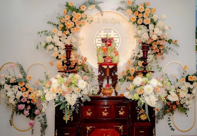 Hoa bàn thờ ngày cưới là một hình thức kính trọng tổ tiên