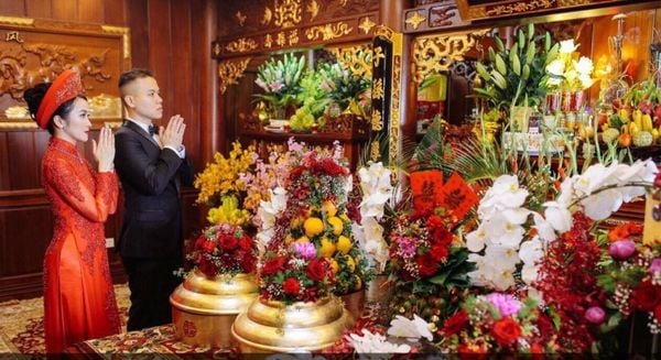 Bàn gia tiên miền Bắc thường được chăm chút kỹ lưỡng và đầy đủ để thể hiện sự tôn kính đối với tổ tiên