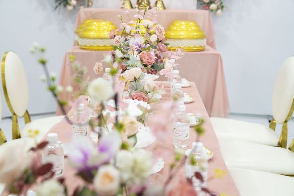 Bạn chắc chắn sẽ thích phong cách trang trí hoa cưới để bàn với những bình hoa tươi pastel nhẹ nhàng, ngọt ngào