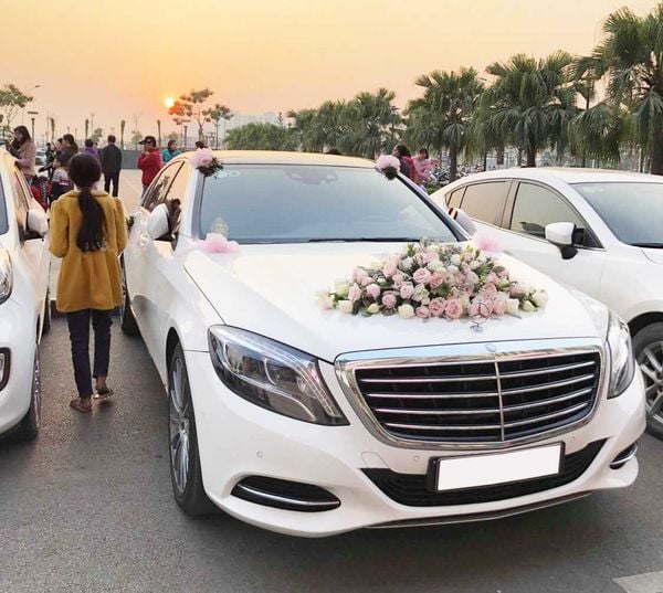 Một nét đáng yêu đến từ chiếc xe hoa ngày cưới với sự kết hợp của hoa hồng phấn và hoa hồng trắng đáng yêu.